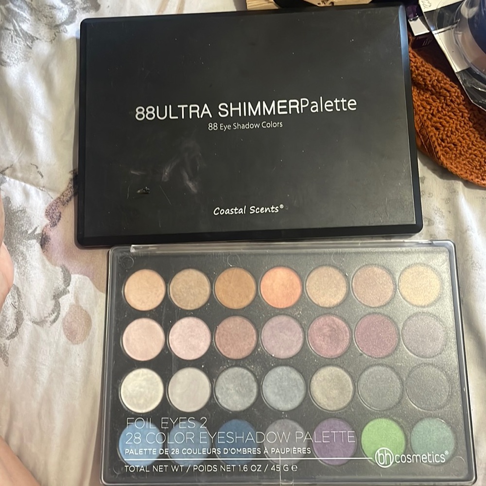 88 Ultra shimmer platelets and foil eyes eyeshadow palette